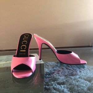 GUCCI PINK PATENT LEATHER SANDALS